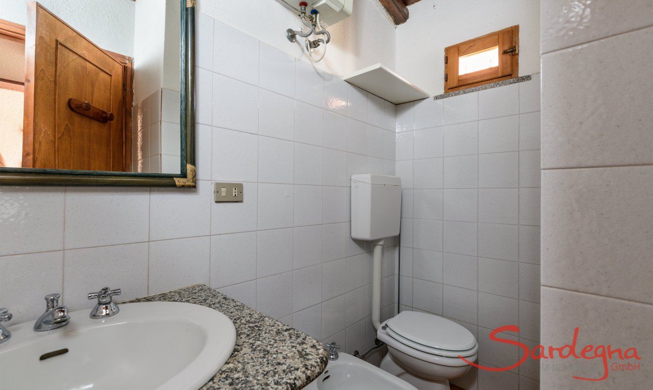 Bathroom 2 with a bidet 